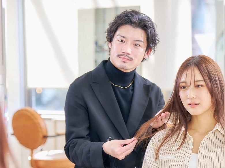 美容室でヘアケアを相談している様子